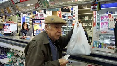 Jubilado en la farmacia. Jubilado en la farmacia.