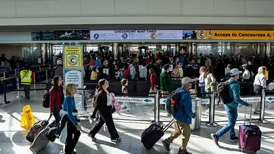 Principales aeropuertos de EEUU vuelven a la normalidad tras pago de salarios a trabajadores de TSA Principales aeropuertos de EEUU vuelven a la normalidad tras pago de salarios a trabajadores de TSA