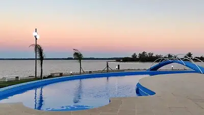 Aguas termales a la orilla del río: el lugar con beneficios terapéuticos a pocos kilómetros de Buenos Aires Aguas termales a la orilla del río: el lugar con beneficios terapéuticos a pocos kilómetros de Buenos Aires