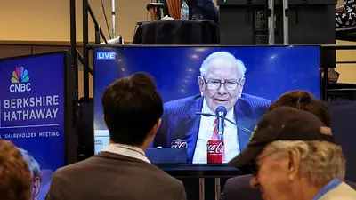 Warren Buffett y la estrella de la NBA Stephen Curry se unen para organizar un almuerzo benéfico Warren Buffett y la estrella de la NBA Stephen Curry se unen para organizar un almuerzo benéfico