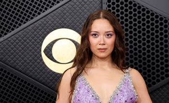 La cantante de jazz Laufey reinterpreta el clásico de Miles Davis "Blue in Green" para una nueva generación | Música