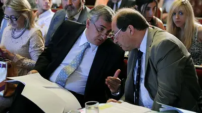 Sanz recibe a los radicales "rebeldes" que buscan colgarse de otras listas Sanz recibe a los radicales "rebeldes" que buscan colgarse de otras listas