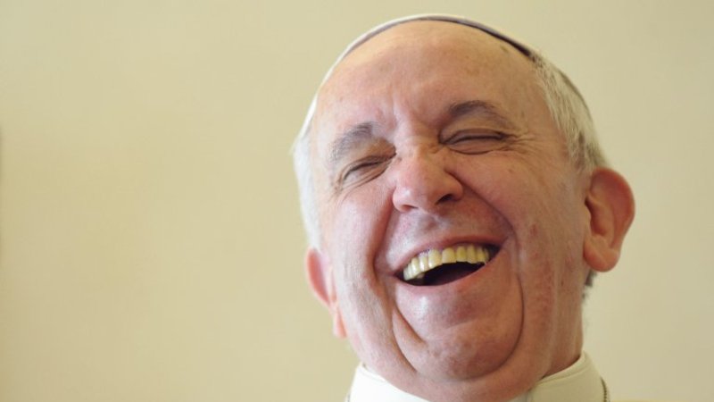 Insólito: presentaron una denuncia contra el papa Francisco por un supuesto pacto para nombrar a Carlés