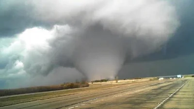 Video: estremecedor tornado destruye un pueblo en Illinois Video: estremecedor tornado destruye un pueblo en Illinois