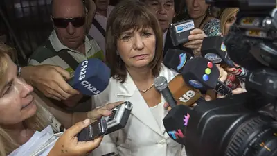 Bullrich escracha a militante k y lo acusa de amenazar a Saenz Bullrich escracha a militante k y lo acusa de amenazar a Saenz