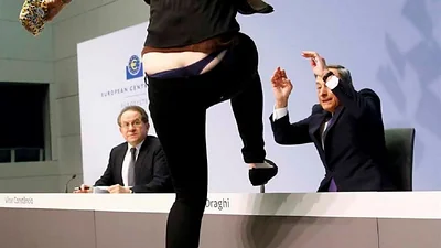 Video: el simpático ataque de una activista al presidente del Banco Central Europeo Video: el simpático ataque de una activista al presidente del Banco Central Europeo