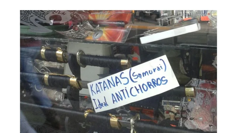 Insólito: Un comercio vende "katanas antichorros"