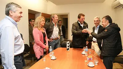 Cobos y Massa llevaron su apoyo al cierre de campaña en Mendoza Cobos y Massa llevaron su apoyo al cierre de campaña en Mendoza