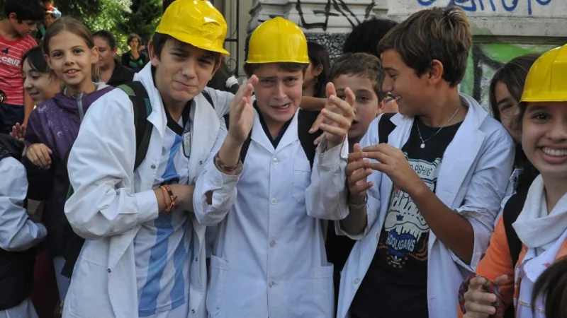 Después de otro accidente, reclaman la poda de árboles en una escuela en Caballito