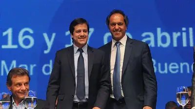 Elecciones 2015: Scioli llegó al bunker del FpV para acompañar a Recalde Elecciones 2015: Scioli llegó al bunker del FpV para acompañar a Recalde