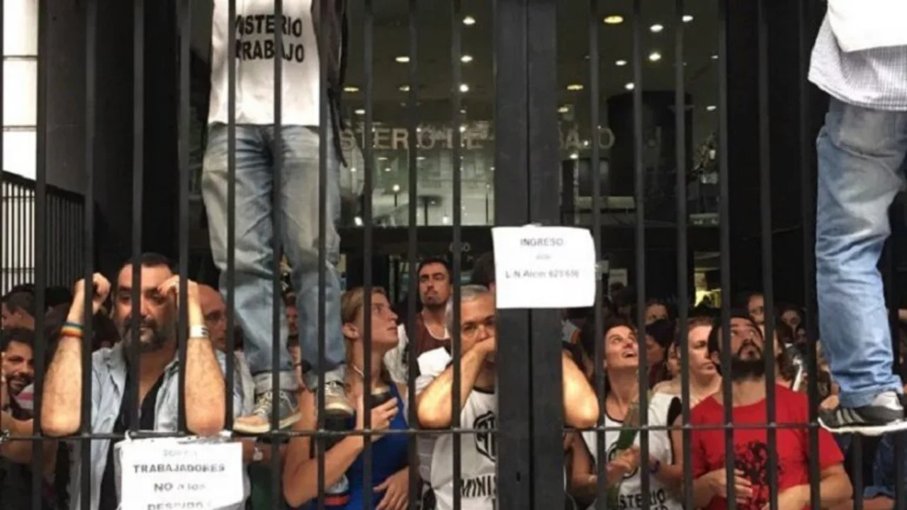 Masiva protesta por los despidos en el Ministerio de Trabajo