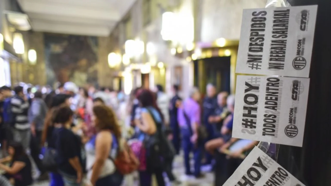 Denuncian que un decreto en la provincia afecta paritarias y habilita los despidos masivos