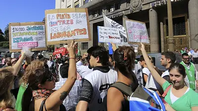 Economía: despedidos no dejarán ingresar funcionarios hasta ser reincorporados Economía: despedidos no dejarán ingresar funcionarios hasta ser reincorporados