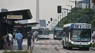 Rige el aumento de transporte y ya es más caro viajar en colectivo y tren Rige el aumento de transporte y ya es más caro viajar en colectivo y tren
