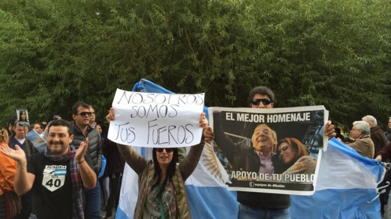 Casi 200 personas esperan en la residencia de El Calafate para apoyar a Cristina