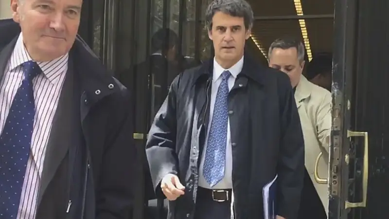 A dos días del pago a los buitres, Prat Gay todavía no tiene los fondos