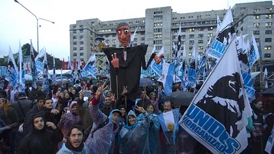 A pesar del mal clima, miles de militantes llegaron a Comodoro Py A pesar del mal clima, miles de militantes llegaron a Comodoro Py