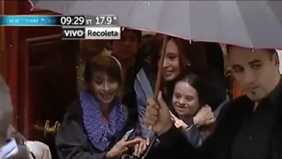 Rodeada de militantes y bajo el canto de "Che gorilas", Cristina partió a los tribunales Rodeada de militantes y bajo el canto de "Che gorilas", Cristina partió a los tribunales