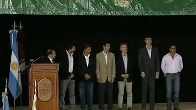 Los dos peronismos: mientras Cristina hablaba en Retiro, Macri se mostraba junto a Urtubey en Salta Los dos peronismos: mientras Cristina hablaba en Retiro, Macri se mostraba junto a Urtubey en Salta