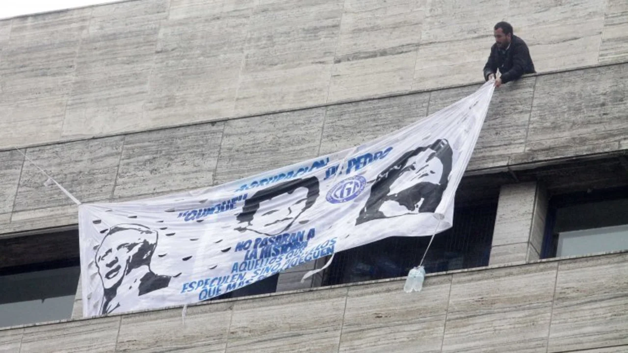 Comodoro Py: detuvieron a empleados por colgar una bandera de Néstor y Cristina