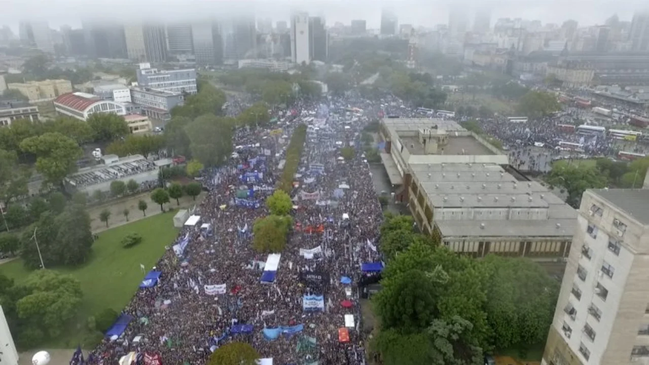 El gobierno dice que la reaparición de Cristina es "una foto del pasado"