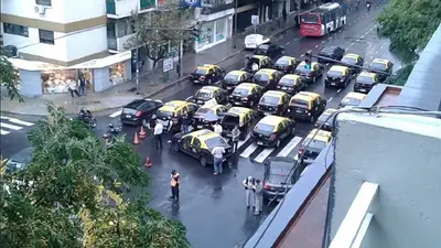 Viernes de caos en la Ciudad: lluvia y 25 piquetes de taxistas Viernes de caos en la Ciudad: lluvia y 25 piquetes de taxistas
