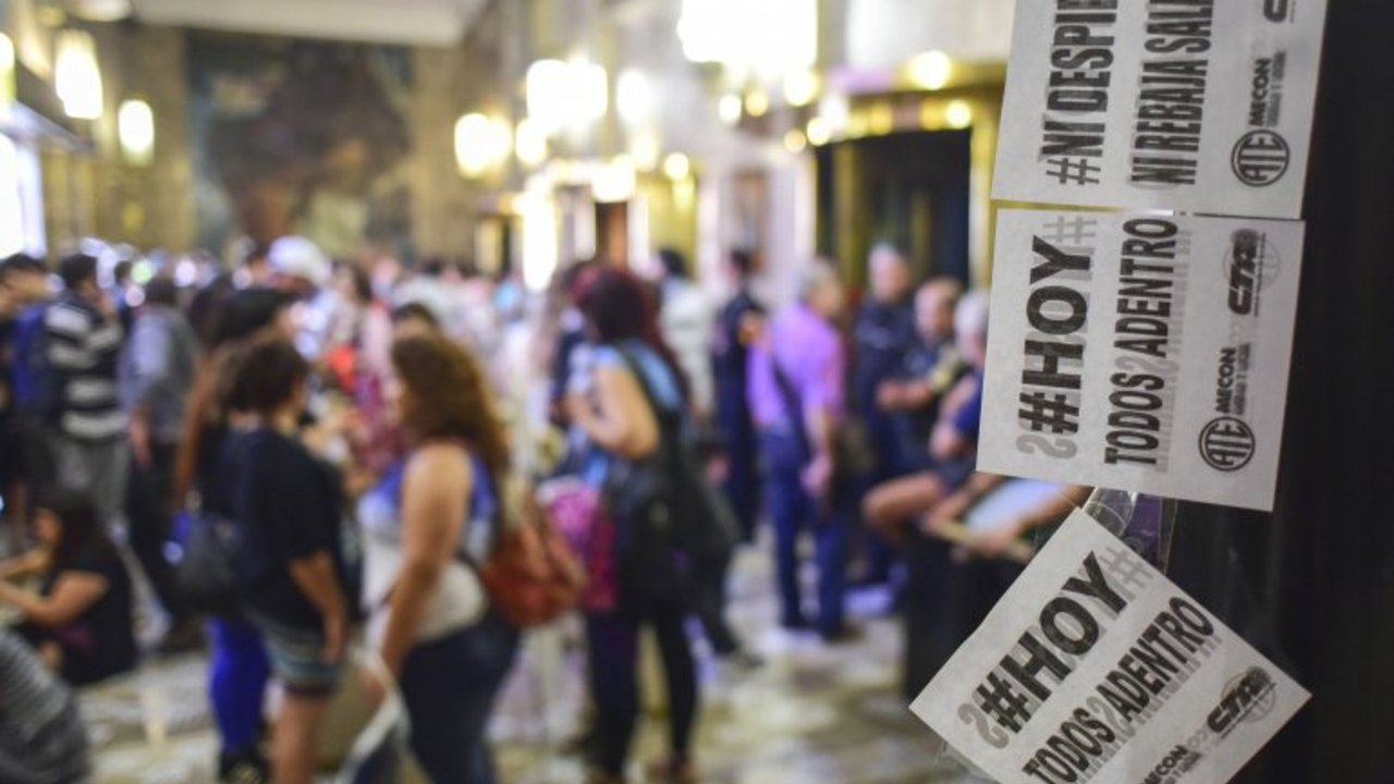 La paradoja del Gobierno: despide a empleados que asistían a trabajadores despedidos