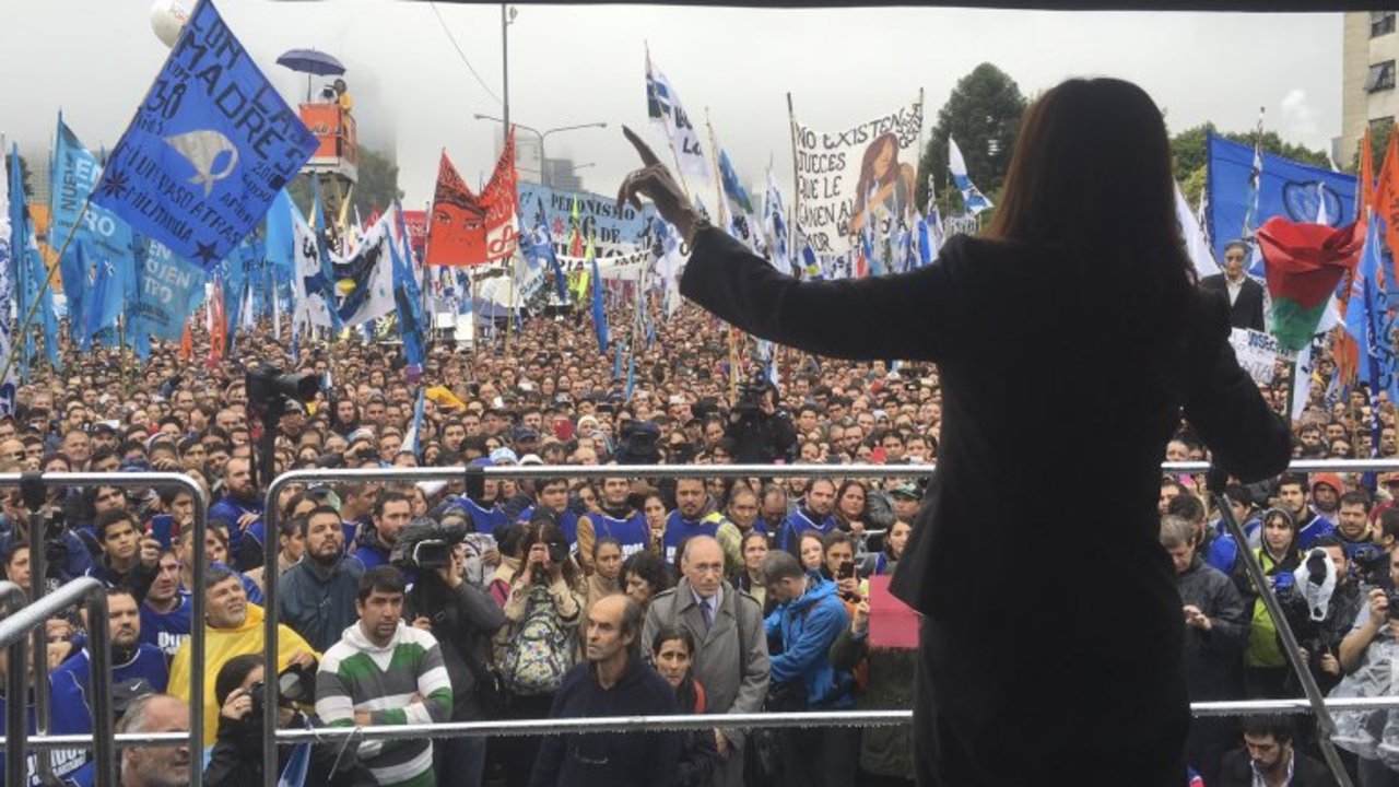 Cristina sigue de gira: se reúne con organizaciones sociales en un teatro