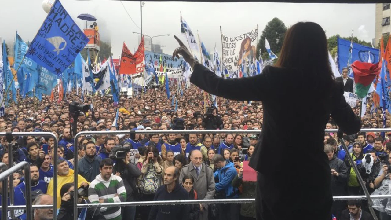 Cristina sigue de gira: se reúne con organizaciones sociales en un teatro