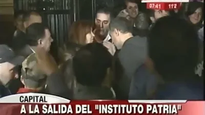 Atacaron a huevazos a Cristina Kirchner a la salida del Instituto Patria Atacaron a huevazos a Cristina Kirchner a la salida del Instituto Patria