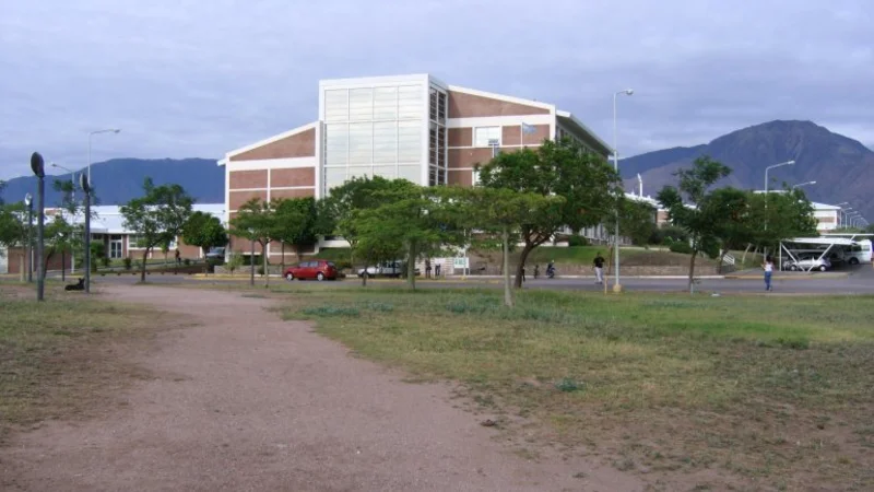 Ajuste: una universidad restringe el horario de clases por el costo de la luz