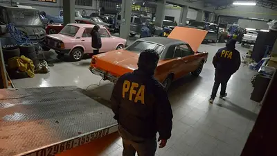 Los insólitos autos "gasoleros" de Lázaro hicieron estallar las redes Los insólitos autos "gasoleros" de Lázaro hicieron estallar las redes
