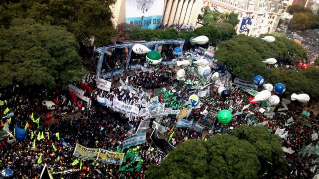 Masiva marcha contra el Gobierno de las cinco centrales gremiales