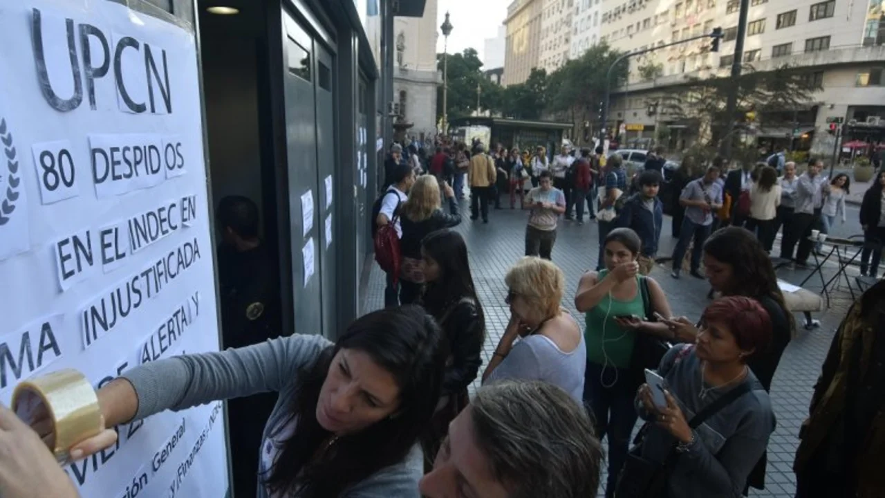 En medio del conflicto por salarios, el Indec despidió a 80 trabajadores