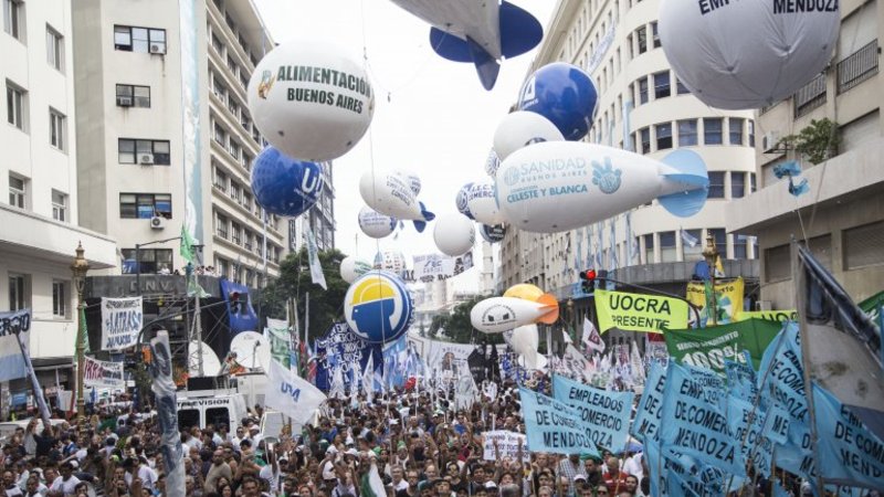 A horas del primer paro nacional, Macri les pidió a sus ministros "ir a fondo" y "meter presos a los mafiosos"