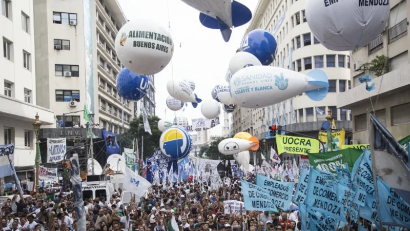 A horas del primer paro nacional, Macri les pidió a sus ministros "ir a fondo" y "meter presos a los mafiosos"