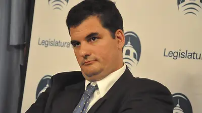 Burzaco cortó abruptamente una nota cuando iba a hablar con Navarro Burzaco cortó abruptamente una nota cuando iba a hablar con Navarro