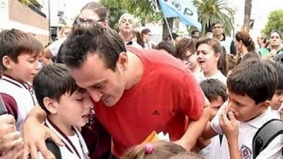 La emotiva despedida de los alumnos a un maestro echado por hacer paro La emotiva despedida de los alumnos a un maestro echado por hacer paro