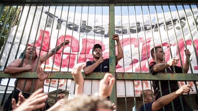Trabajadores despedidos de AGR-Clarín abandonaron la planta rodeada de Policía Trabajadores despedidos de AGR-Clarín abandonaron la planta rodeada de Policía