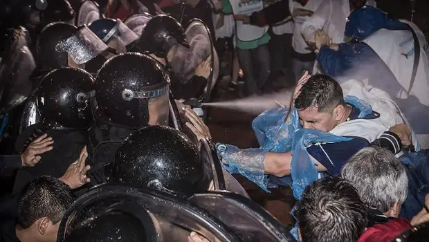 Reprimieron a docentes que querían instalar una carpa frente al Congreso | C5n 