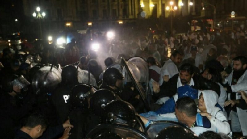 Para los medios afines al Gobierno, la policía "desalojó" a "sindicalistas