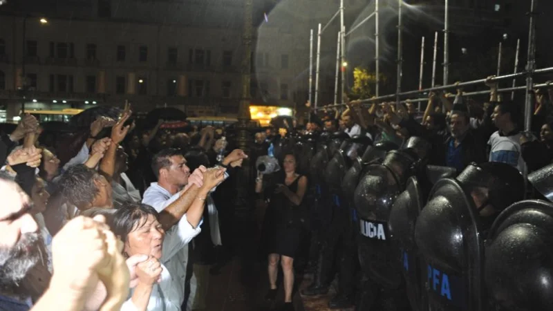 El oficialismo salió a defender la represión a los maestros