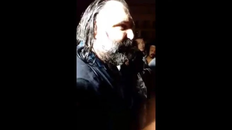 Baradel se puso cara a cara con los policías y les dio un emotivo mensaje