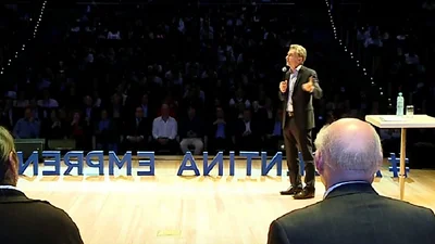 El ridículo acting de presentación que le armaron a Macri en una conferencia El ridículo acting de presentación que le armaron a Macri en una conferencia