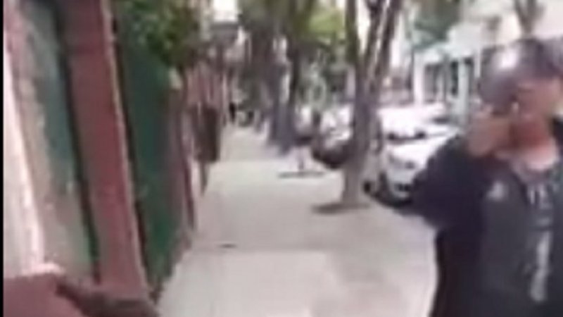 Alarmante procedimiento: descubren a policías de civil requisando a un indigente