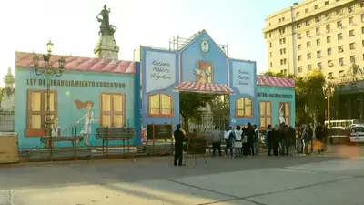 Así es la escuela itinerante que levantaron los docentes frente al Congreso Así es la escuela itinerante que levantaron los docentes frente al Congreso