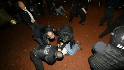 Un video contrasta los discursos dialoguistas de Macri con la represión Un video contrasta los discursos dialoguistas de Macri con la represión