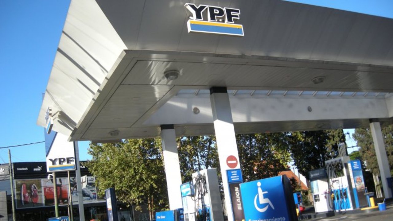 Denuncian "vaciamiento" de YPF por la compra de activos de Shell