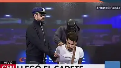 Las fuerzas de seguridad detuvieron al Cadete y lo obligaron a leer una rectificación Las fuerzas de seguridad detuvieron al Cadete y lo obligaron a leer una rectificación