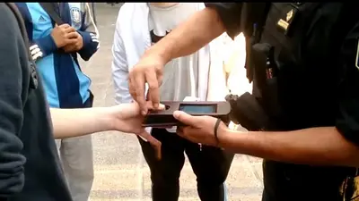 Mendoza: la Policía salió a hacer una razzia y les tomó huellas digitales a los transeúntes Mendoza: la Policía salió a hacer una razzia y les tomó huellas digitales a los transeúntes